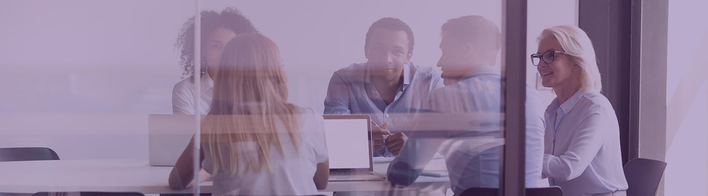 Reunión de personas en una sala