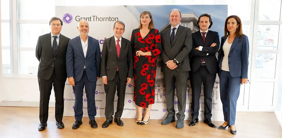 De izquierda a derecha: Javier Ruiz, socio de Mercantil de Grant Thornton en Vigo; David Regades, Delegado Especial del Consorcio de la Zona Franca de Vigo; Abel Caballero, Alcalde de Vigo; Tania Álvarez, socia de Fiscal de Grant Thornton en Vigo; Ramón Galcerán, presidente de Grant Thornton; Borja Ríos, socio de Laboral de Grant Thornton en Vigo; Antía Sánchez, presidenta del Consello Galego de Relacións Laborais.