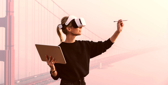 Mujer completando virtualmente un formulario