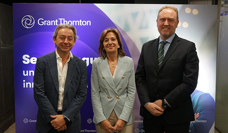 De izquierda a derecha: Felipe Gómez Rojas, socio del Sector Seguros de Grant Thornton; Mirenchu del Valle, presidenta de UNESPA, y Ramón Galcerán, presidente de Grant Thornton