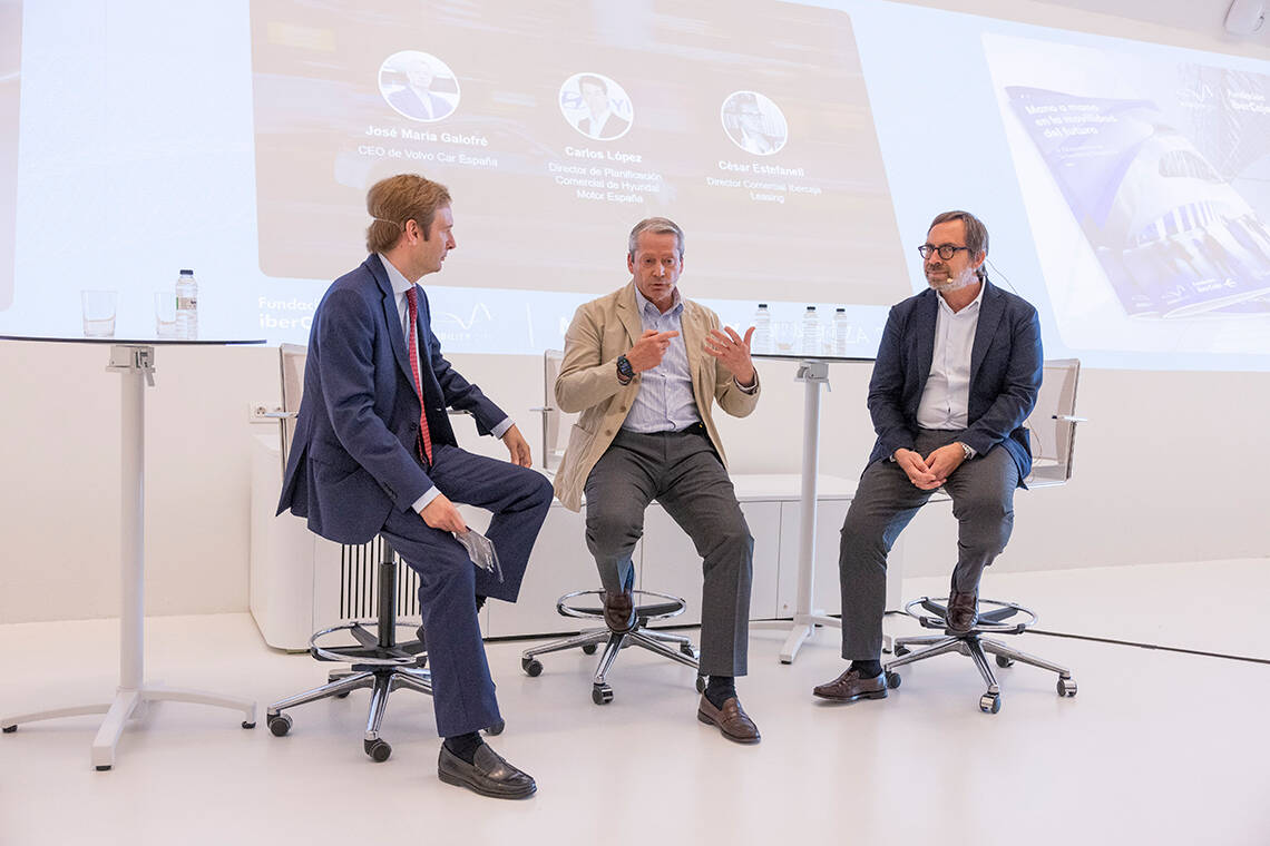 Antonio Mª Soriano - Responsable Mobility Museum – Fundación Ibercaja, José María Galofré - CEO de Volvo Car España y César Estefanell - Director Comercial Ibercaja Leasing  