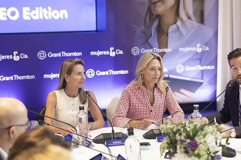 De izquierda a derecha; Aurora Sanz, Socia directora de Tax & Legal; Isabel Perea, Socia directora de Auditoría